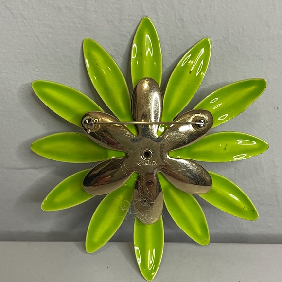 HP 💕 sixties mod chartreuse lime green metallic daisy broach w gold center pin! - Picture 11 of 14